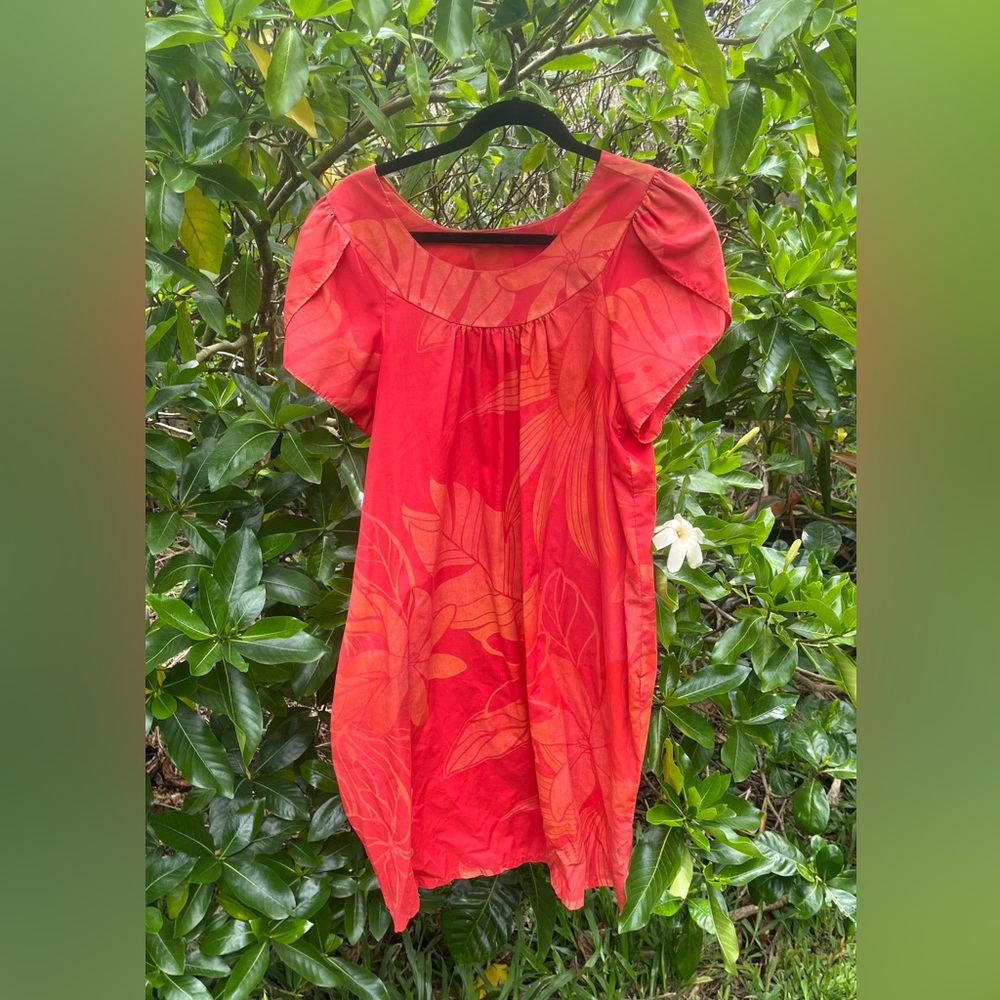 Blue Hawaii mu’u mu’u sizeM red with tahitian gardenia motif
